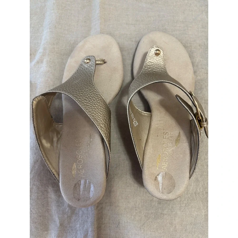 Aerosoles Thong Wedge Heel Sandals 8.5 Gold Metallic Slip On Comfort